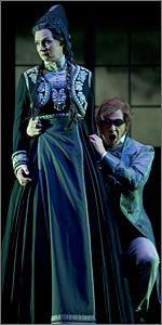 Anna Larsson som Erda tillsammans med Terje Stensvold som Wotan i Rhenguldet. Operan i Stockholm 2008. Foto: Mats Bäcker.